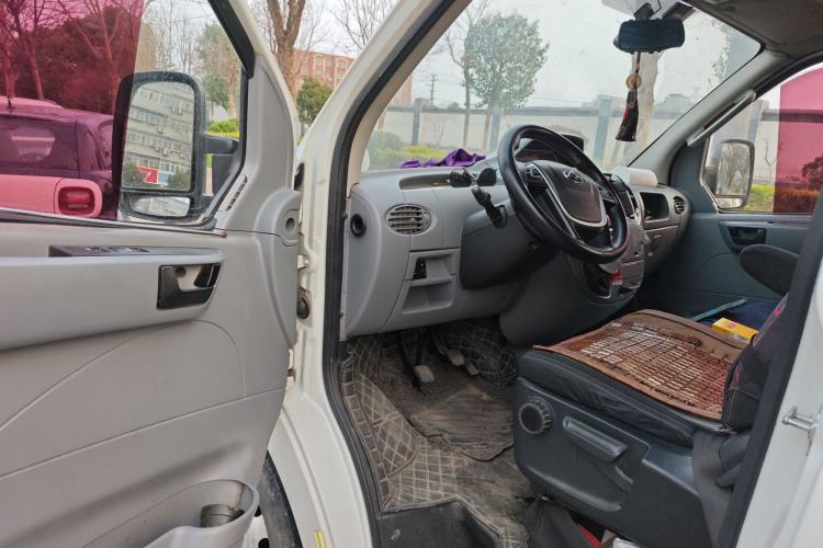 Used SAIC MAXUS Xintu V80 2019 2.5T Classic Model 6-Speed Manual Aotong Long Wheelbase Mid-Height 7-Seater Driver Seat