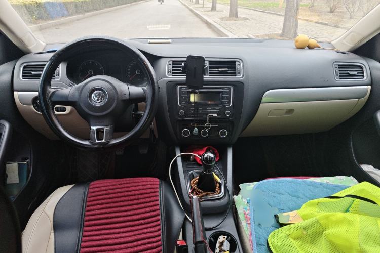 Used Volkswagen Sagitar 2014 1.6L Manual Comfort Model Center Console