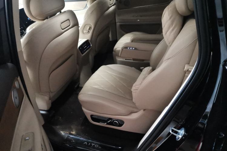 Used Hima AITO M9 2024 Range-Extended Ultra Version 52 kWh 6-Seater Model Left Rear Seat