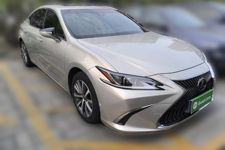 Used Lexus ES 2020 300h Premier Edition Front Right 45 Deg