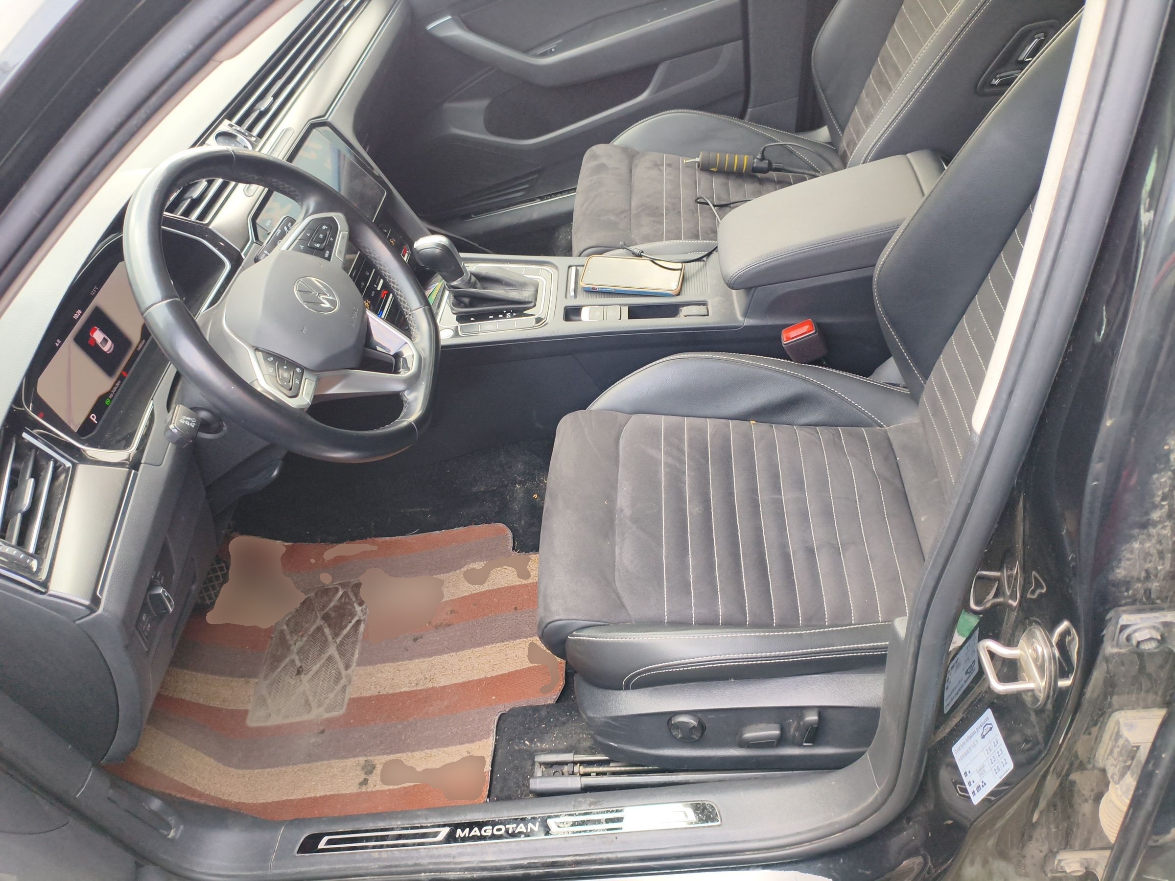 المقاعد الأمامية داخل السيارة