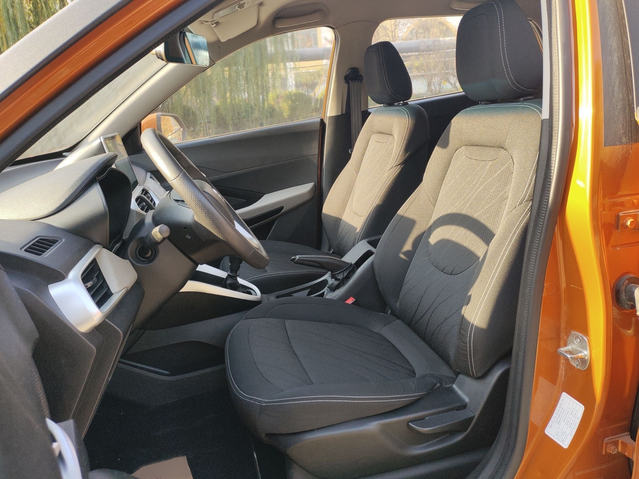 Переднее сиденье в автомобиле