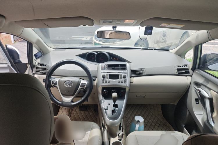 Used Toyota Verso 2014 Starlight 180E CVT Elite Edition Center Console