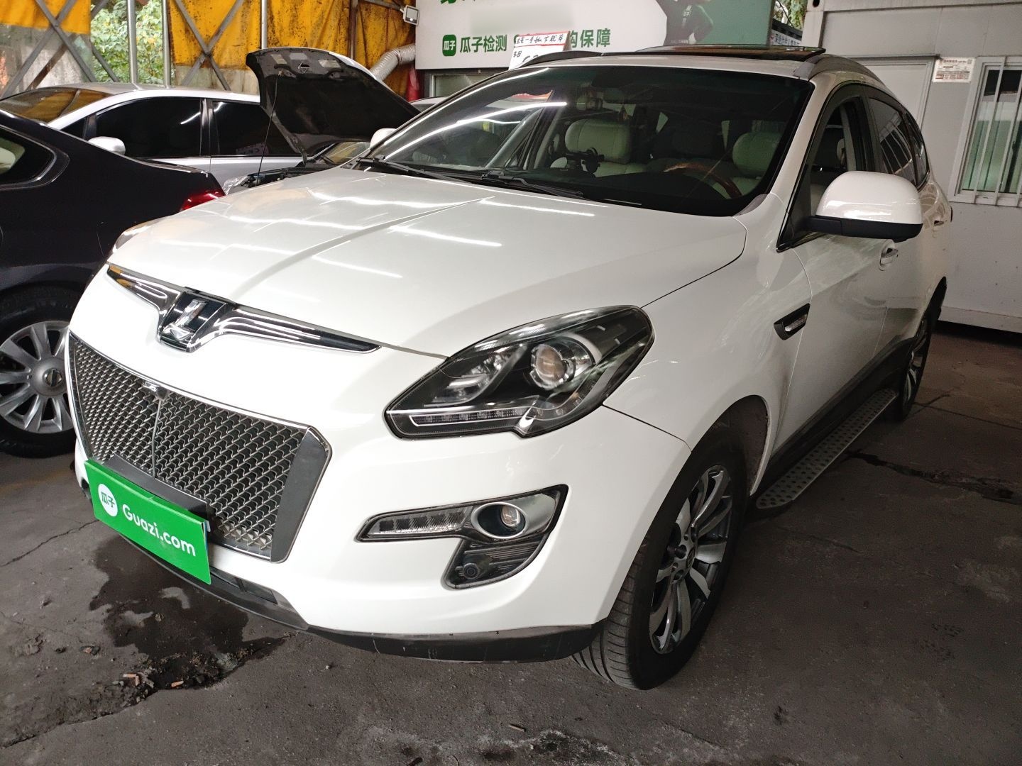 تحت مقدمة السيارة