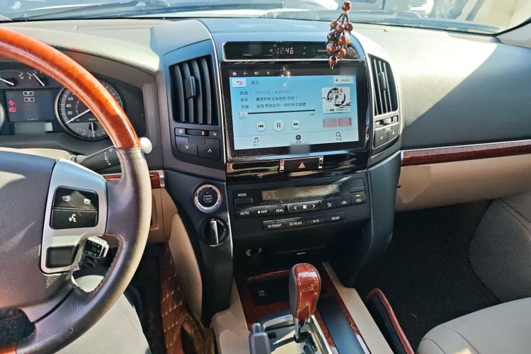 Used Toyota Land Cruiser 2015 4.0L 8-Seater Middle East Version
