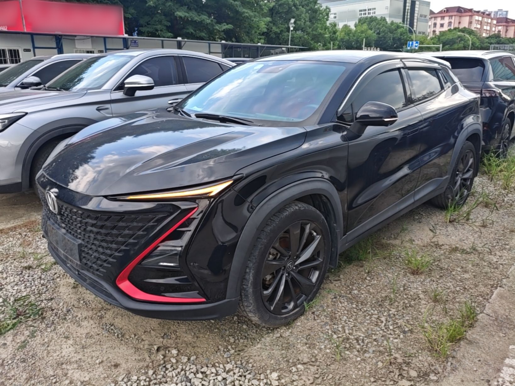 Под передней частью автомобиля