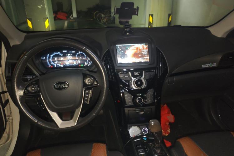 Used BYD Qin New Energy 2015 1.5T Dual-Crown Flagship Plus Edition Center Console