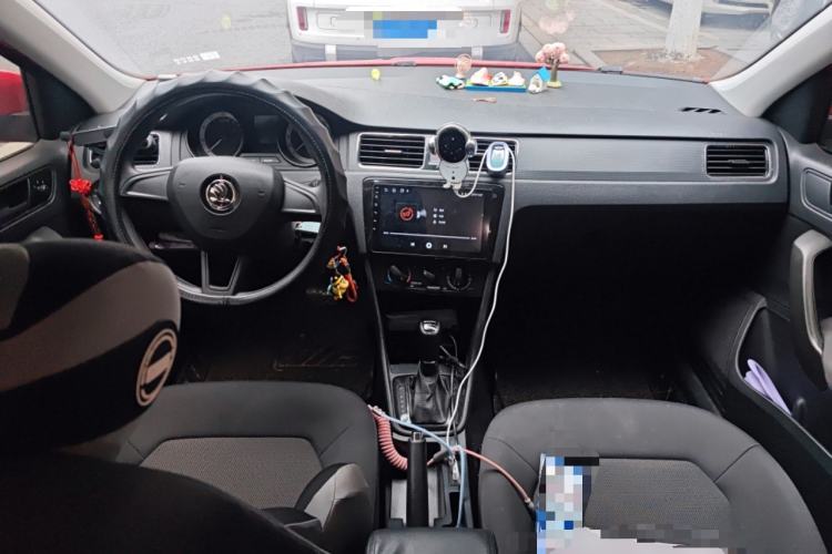 Used Skoda Rapid Spaceback 2018 1.6L Automatic Standard Edition Center Console