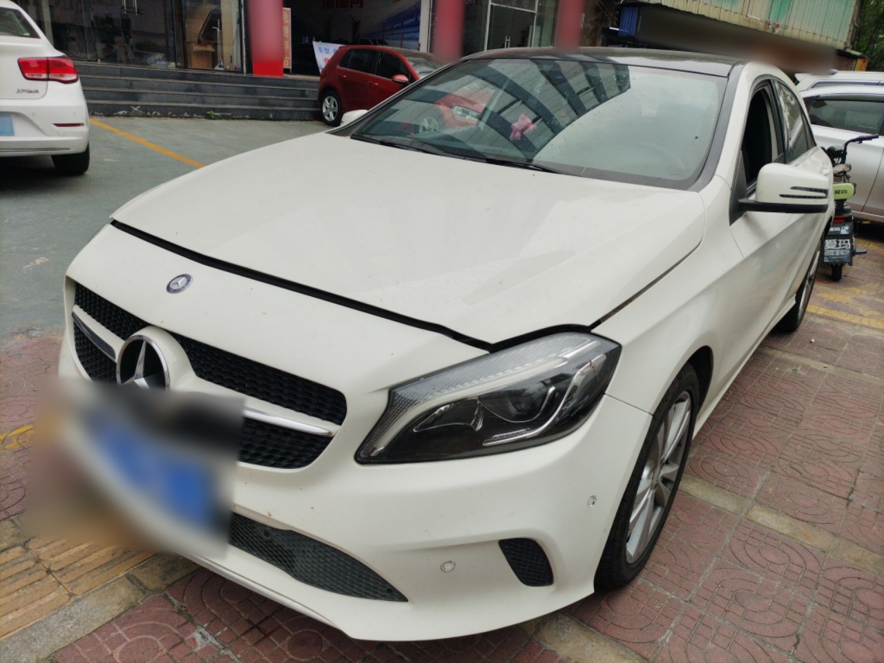 Под передней частью автомобиля