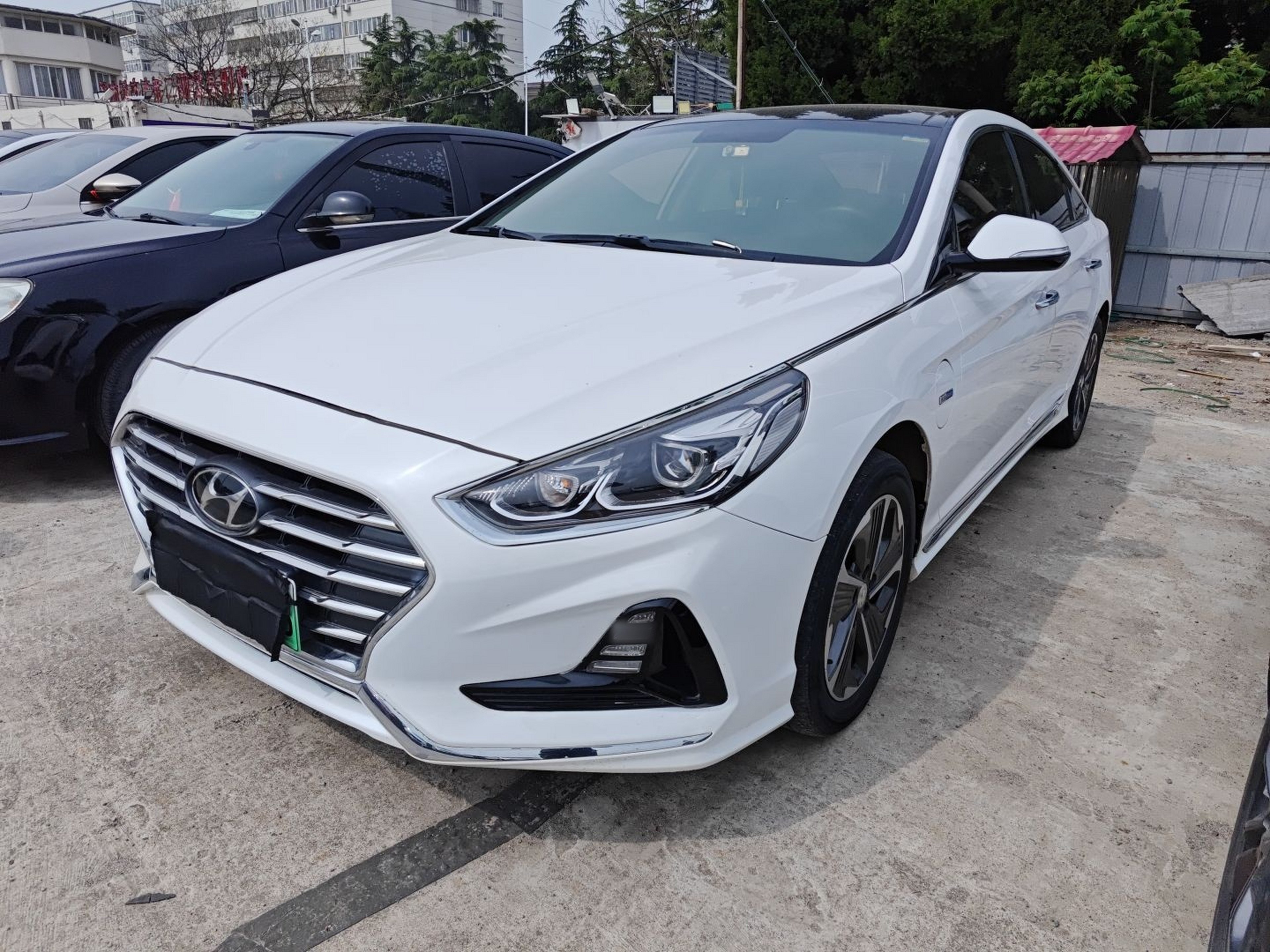 Под передней частью автомобиля