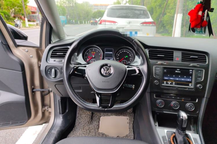 Used Volkswagen Golf 2017 1.6L Automatic Comfort Million-Vehicle Anniversary Edition Steering Wheel