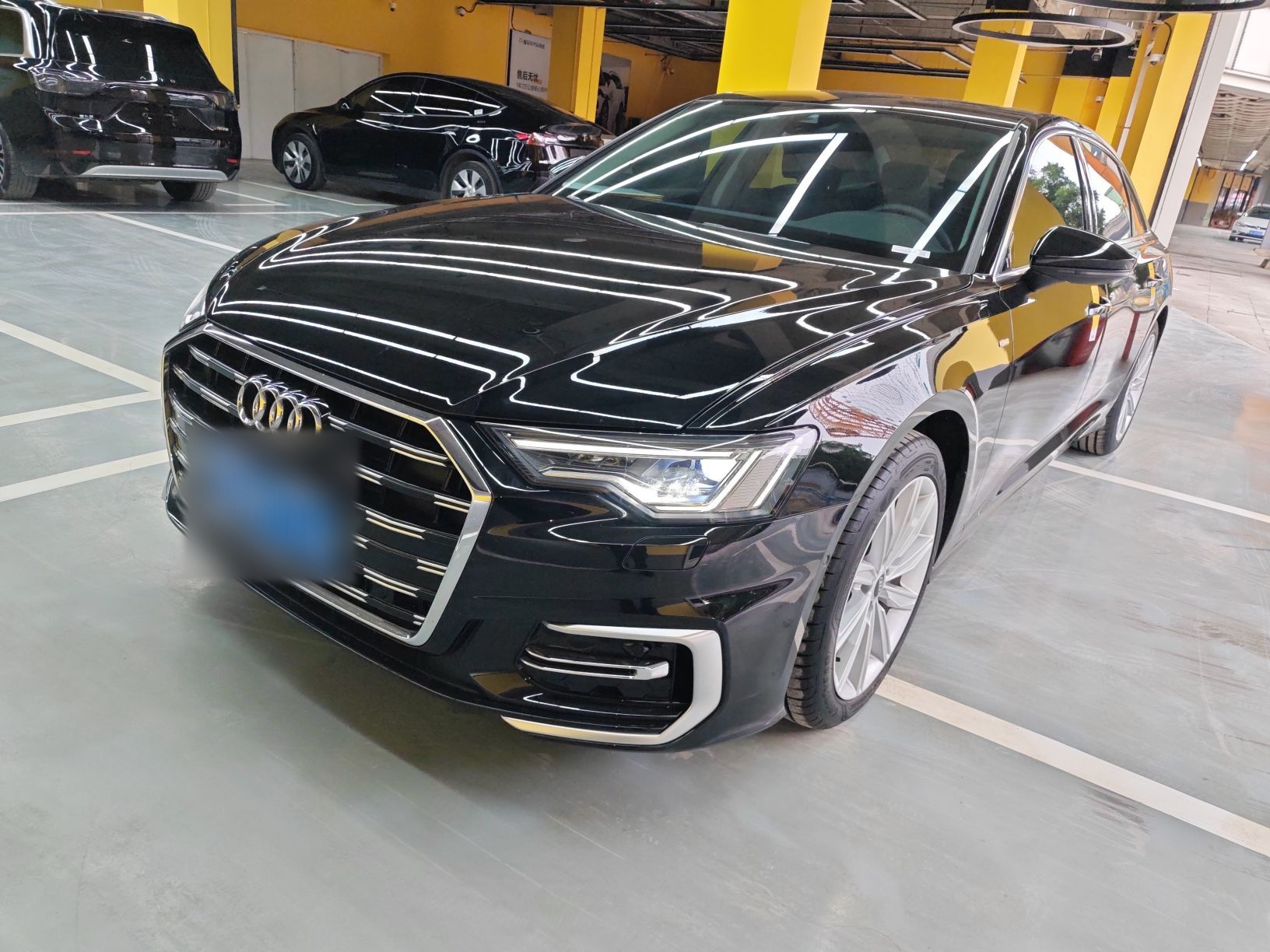 تحت مقدمة السيارة