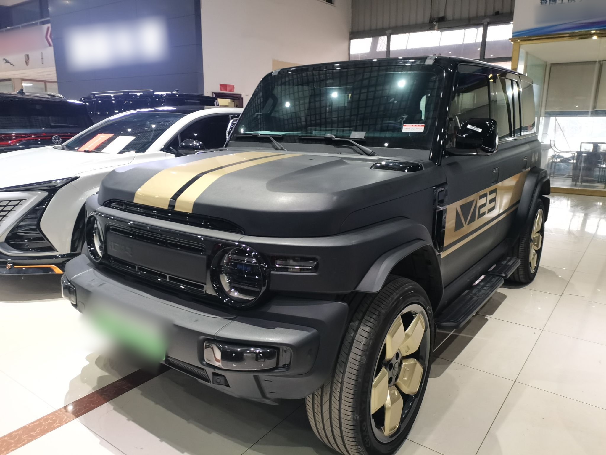 Под передней частью автомобиля