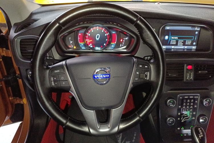 Used Volvo V40 2014 2.0T Zhiya Edition
