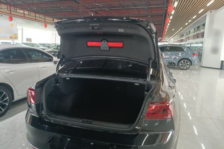 Used Volkswagen Magotan 2023 2 Million Units Limited Edition 330TSI DSG Leading Version Trunk