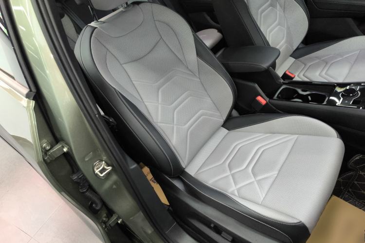 Used Volkswagen Tayron 2025 Tiguan L 380TSI 4Motion Luxury Right Front Seat