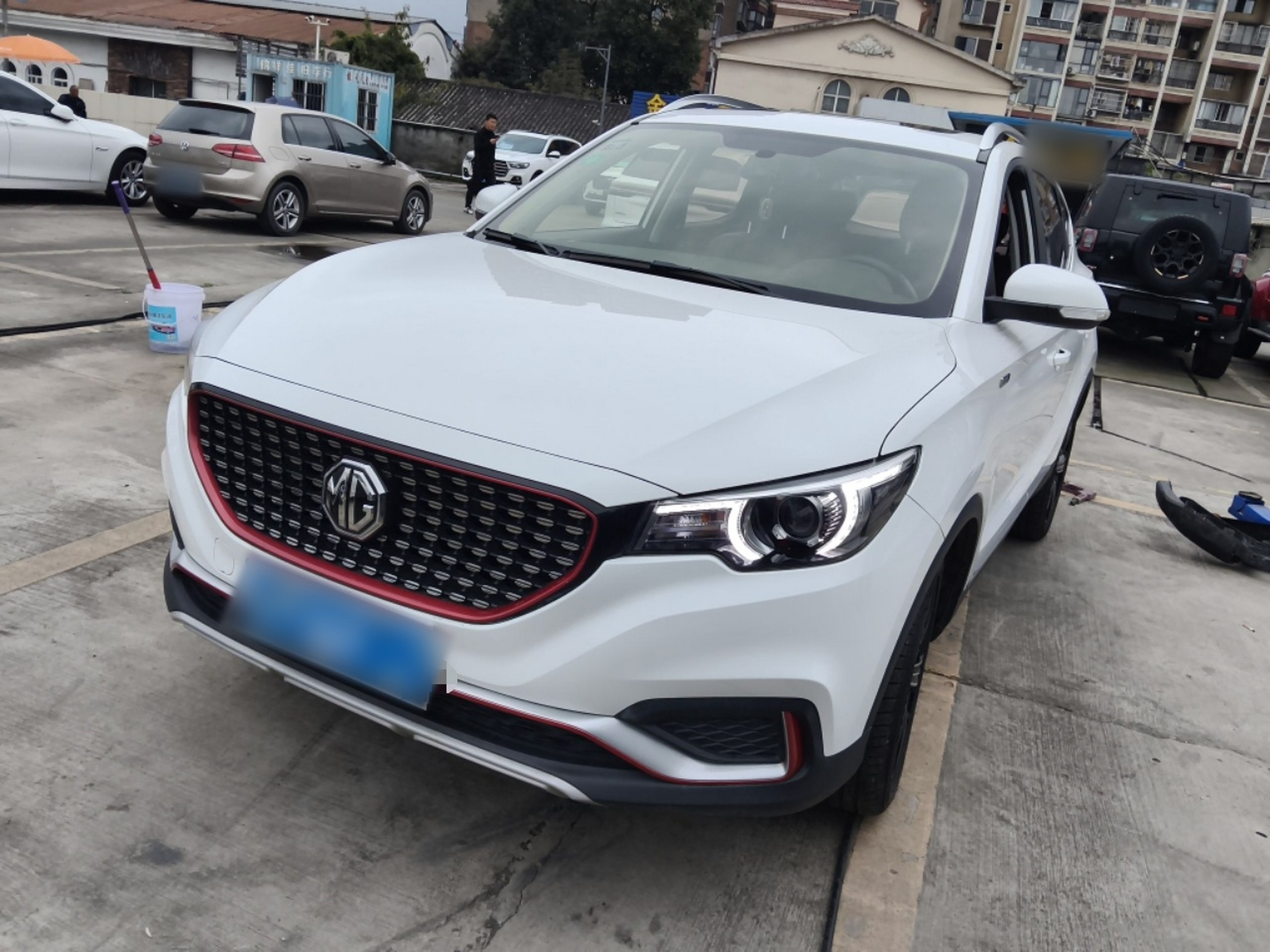 تحت مقدمة السيارة