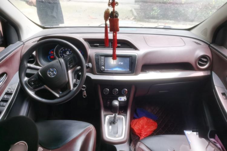 Used Venucia M50V 2019 1.6L CVT Luxury Edition Center Console