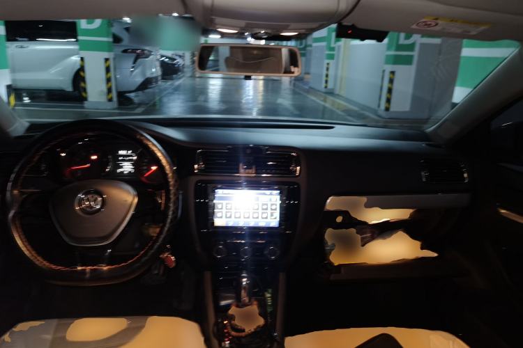 Used Volkswagen Sagitar 2015 1.6L Automatic Comfort Model Center Console