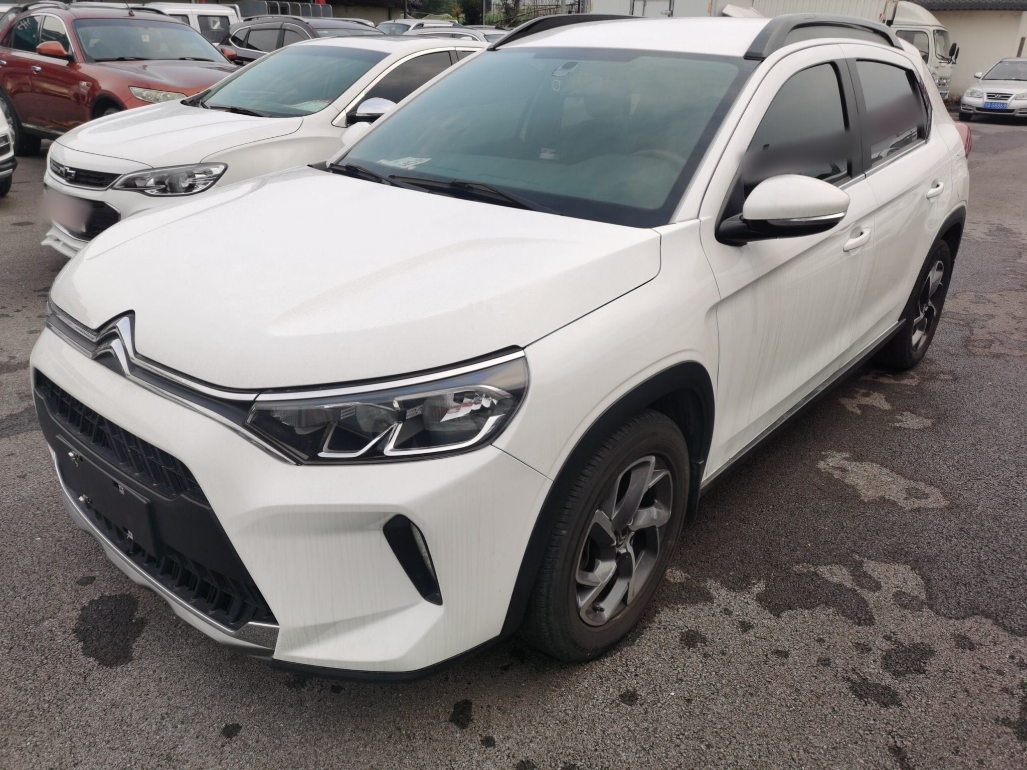 Под передней частью автомобиля