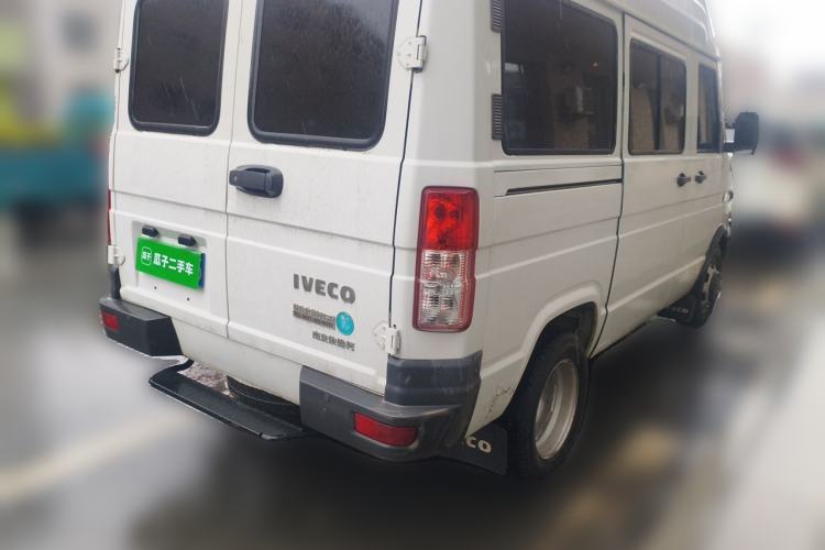 Used Iveco Daily 2021 2.5T A35 M1 Passenger Van 5-9 Seater Short Wheelbase Mid-Roof Design Dual Tires Side Sliding Door