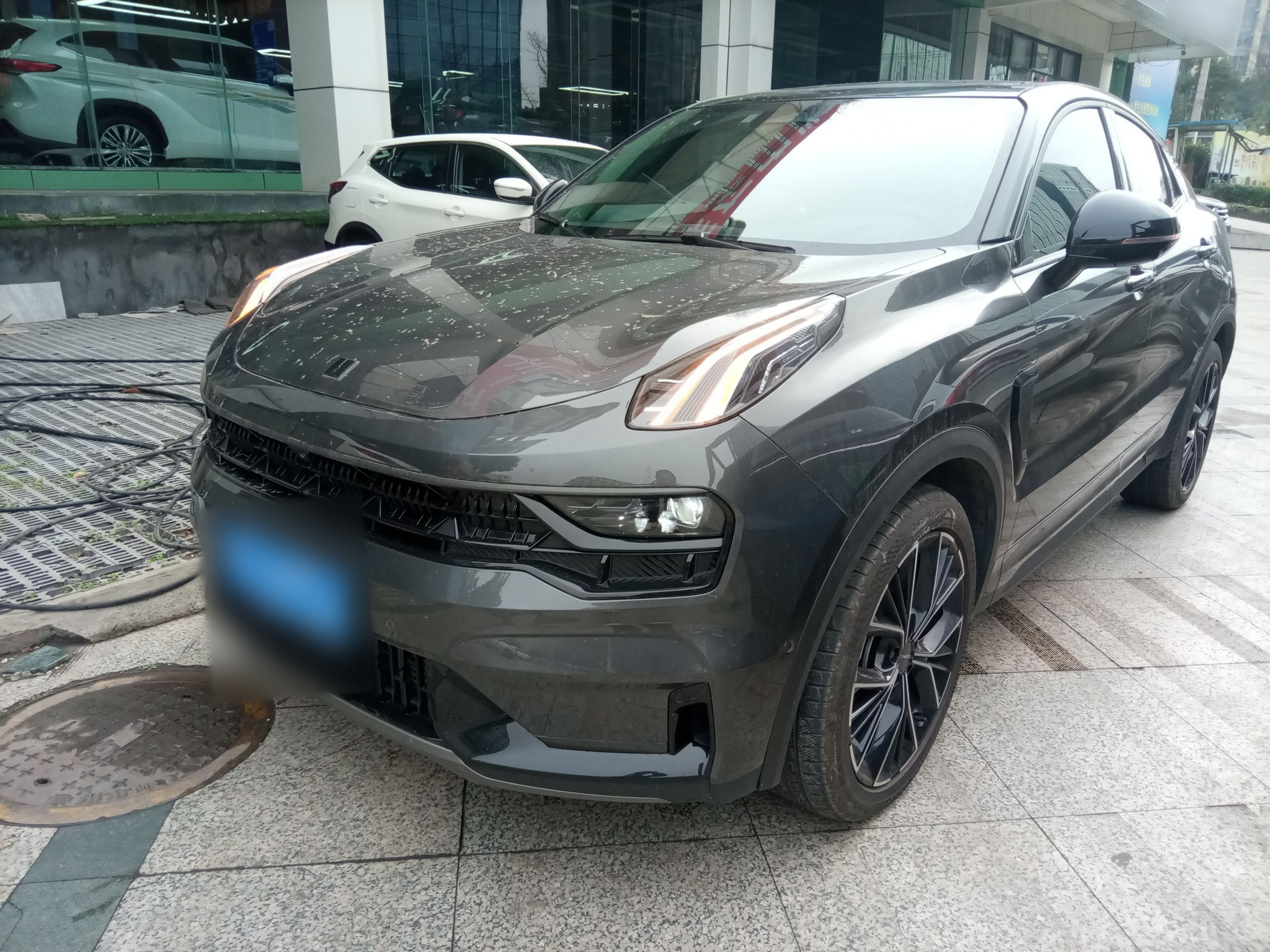 تحت مقدمة السيارة