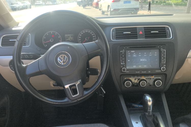 Used Volkswagen Sagitar 2014 1.6L Automatic Comfort Model Center Console