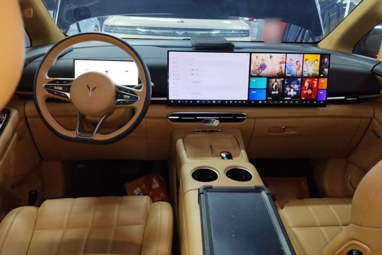 Used VOYAH Dream 2025 PHEV Four-Wheel Drive Excellence Kunpeng Edition Center Console