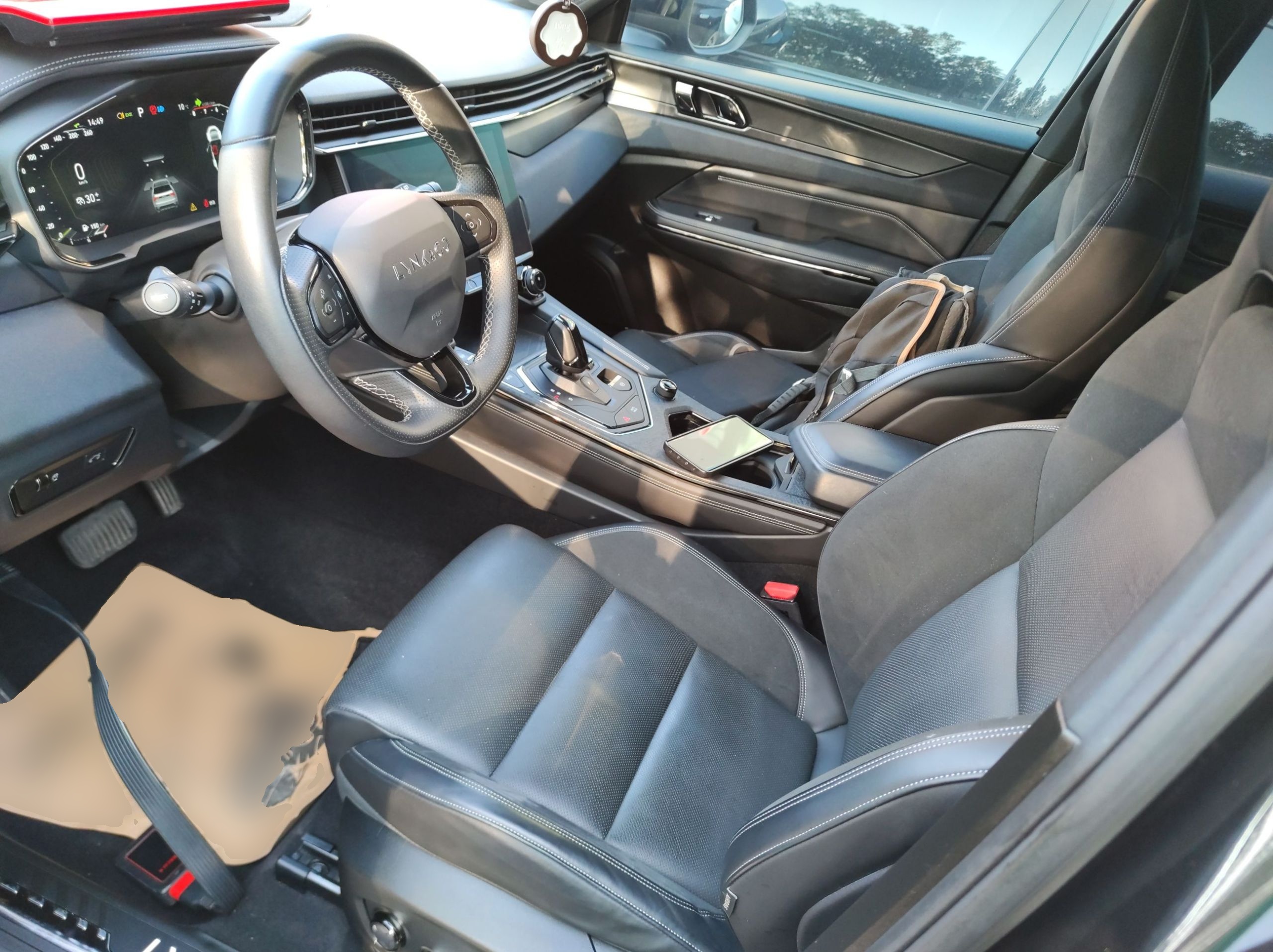 Переднее сиденье в автомобиле