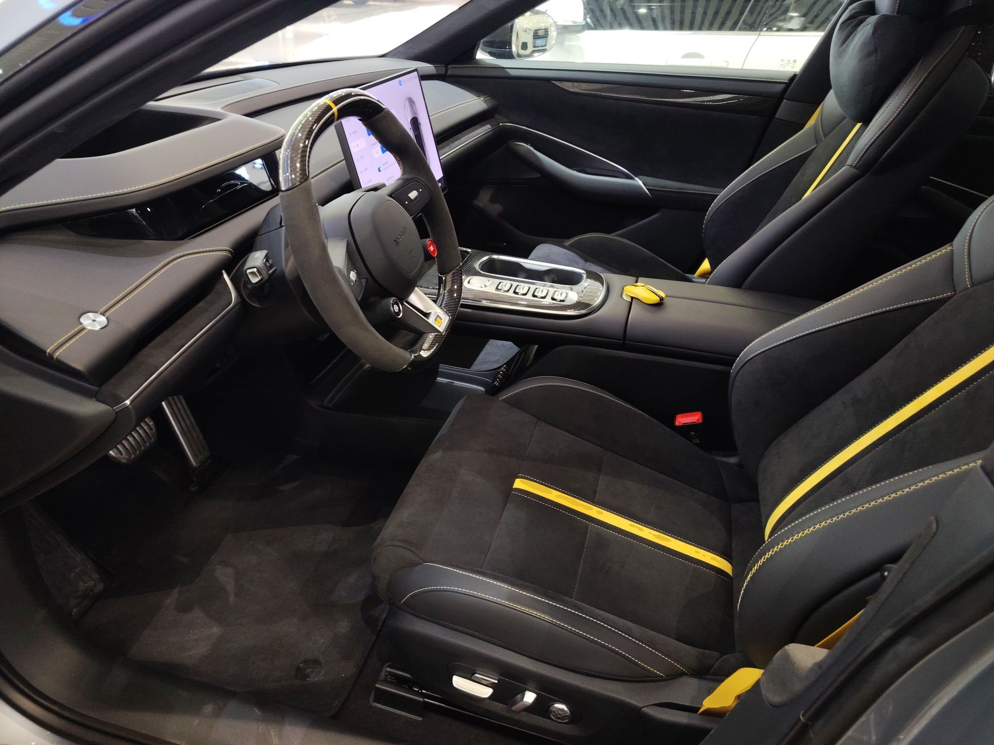 المقاعد الأمامية داخل السيارة