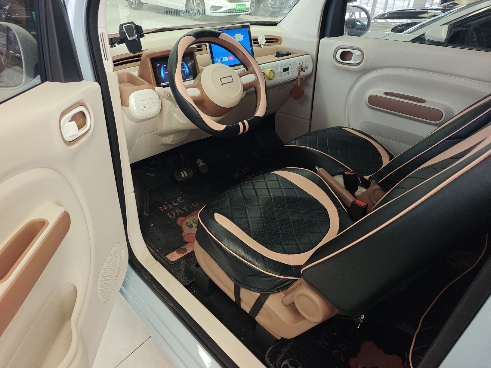 المقاعد الأمامية داخل السيارة