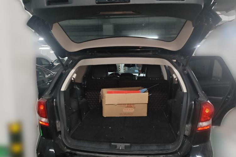 Used Dodge Journey 2013 2.4L Two-Wheel Drive Luxury Version Trunk