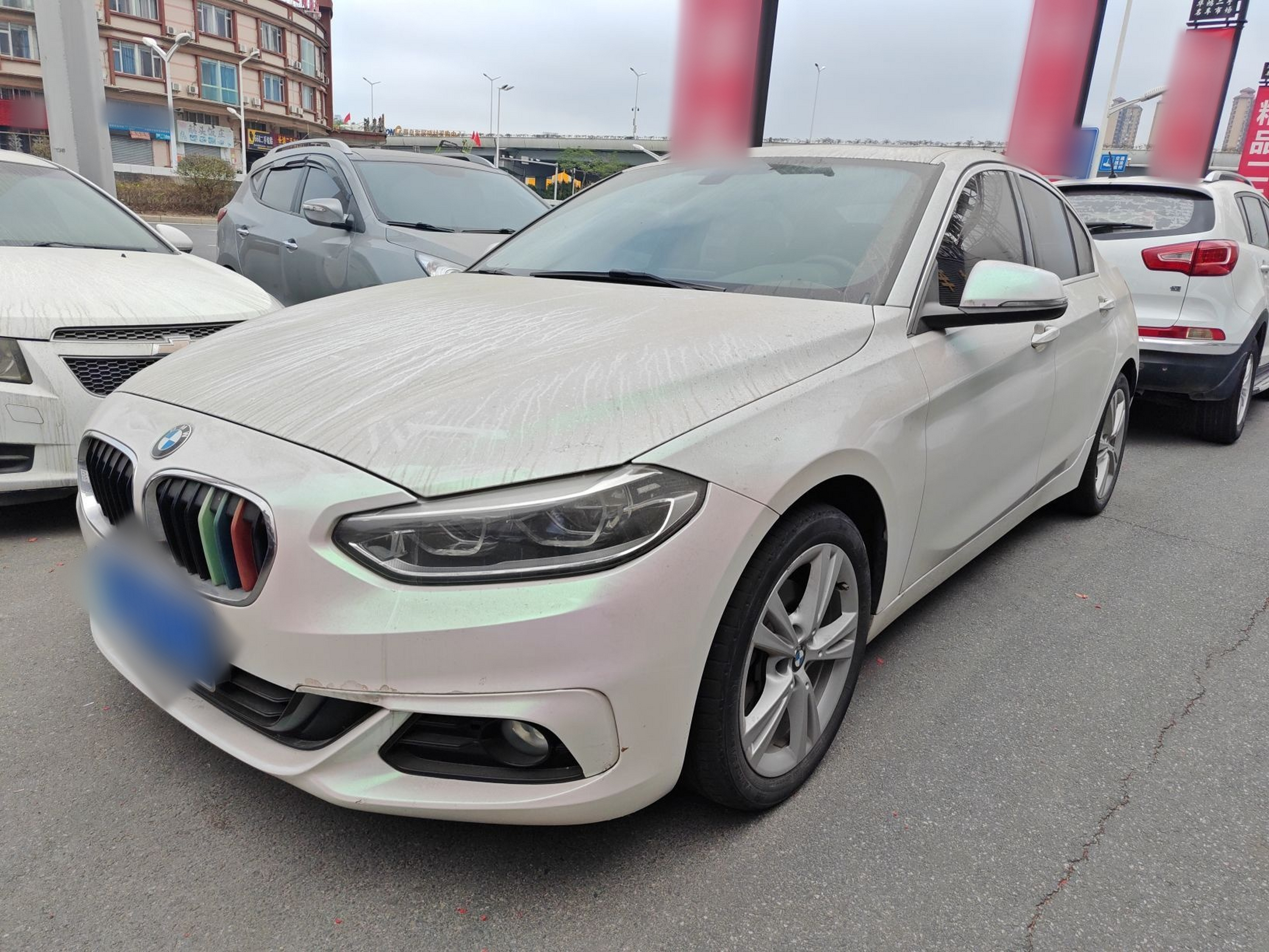 Под передней частью автомобиля