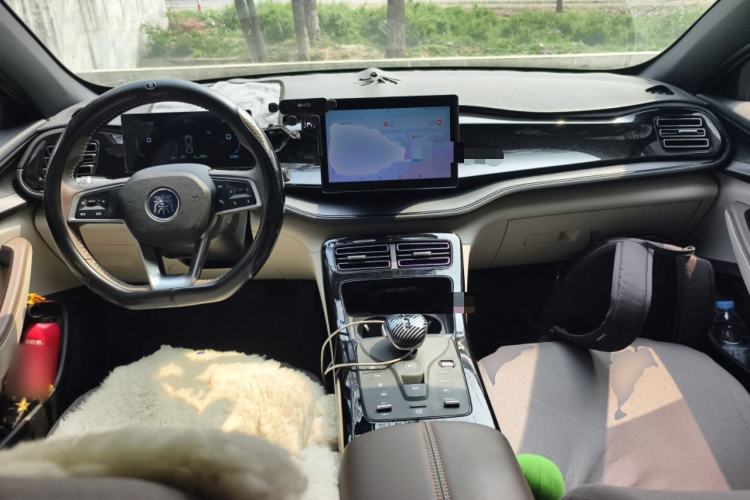 Used BYD Qin PLUS 2023 Champion Edition DM-i 55KM Leading Model Center Console