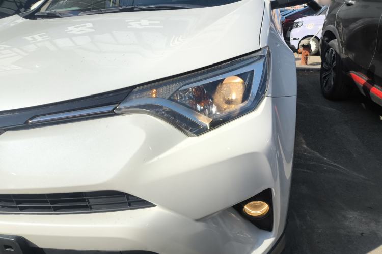 Used Toyota RAV4 2016 2.0L CVT Two-Wheel Drive Fashion Edition China V Standard
