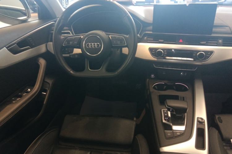 Used Audi A4L 2022 40 TFSI Luxury Dynamic Model Steering Wheel