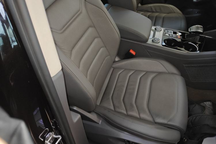 Used Volkswagen Touareg 2022 3.0 TSI Luxury Edition Black Diamond Sport Package Right Front Seat