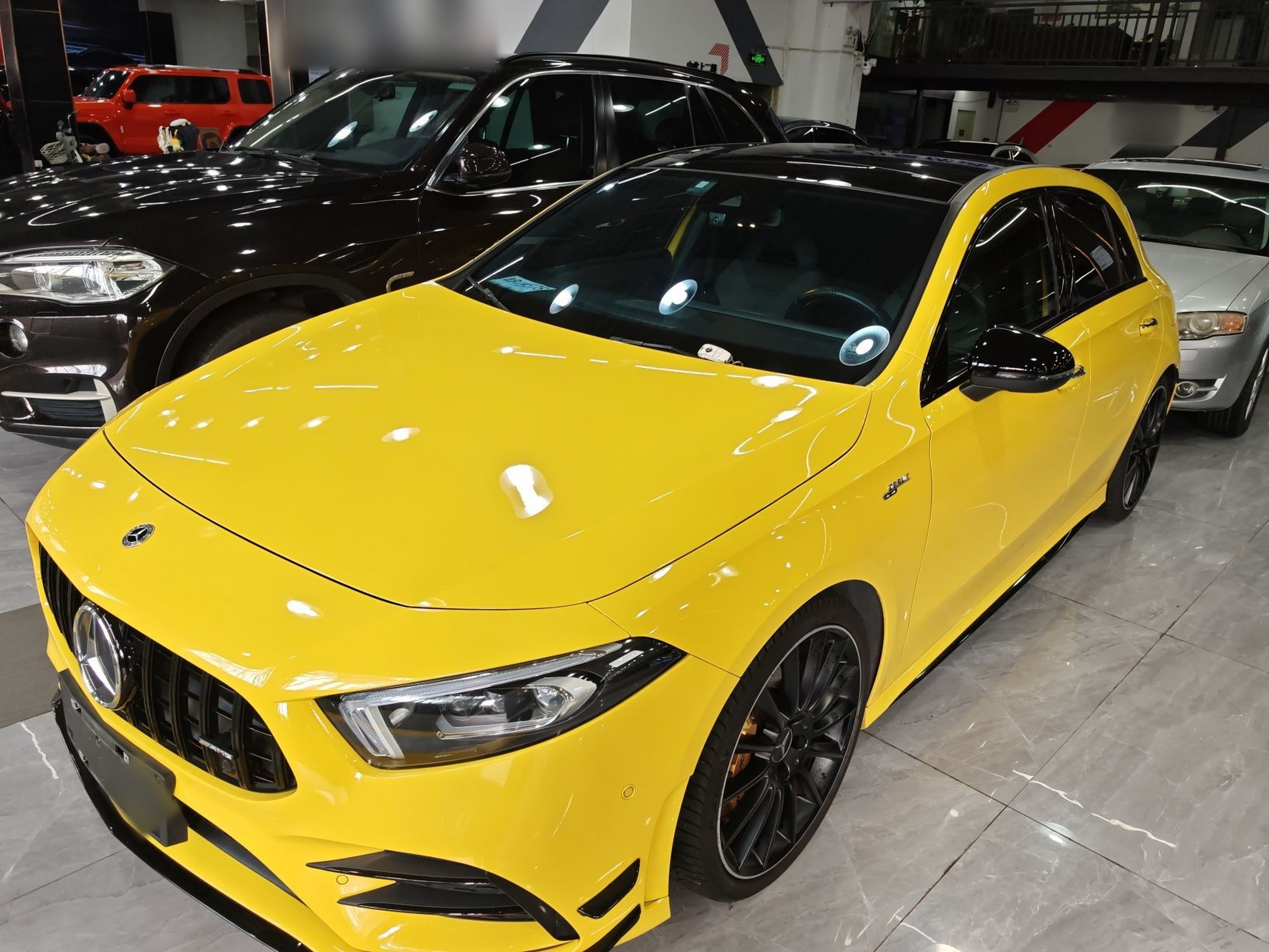 تحت مقدمة السيارة