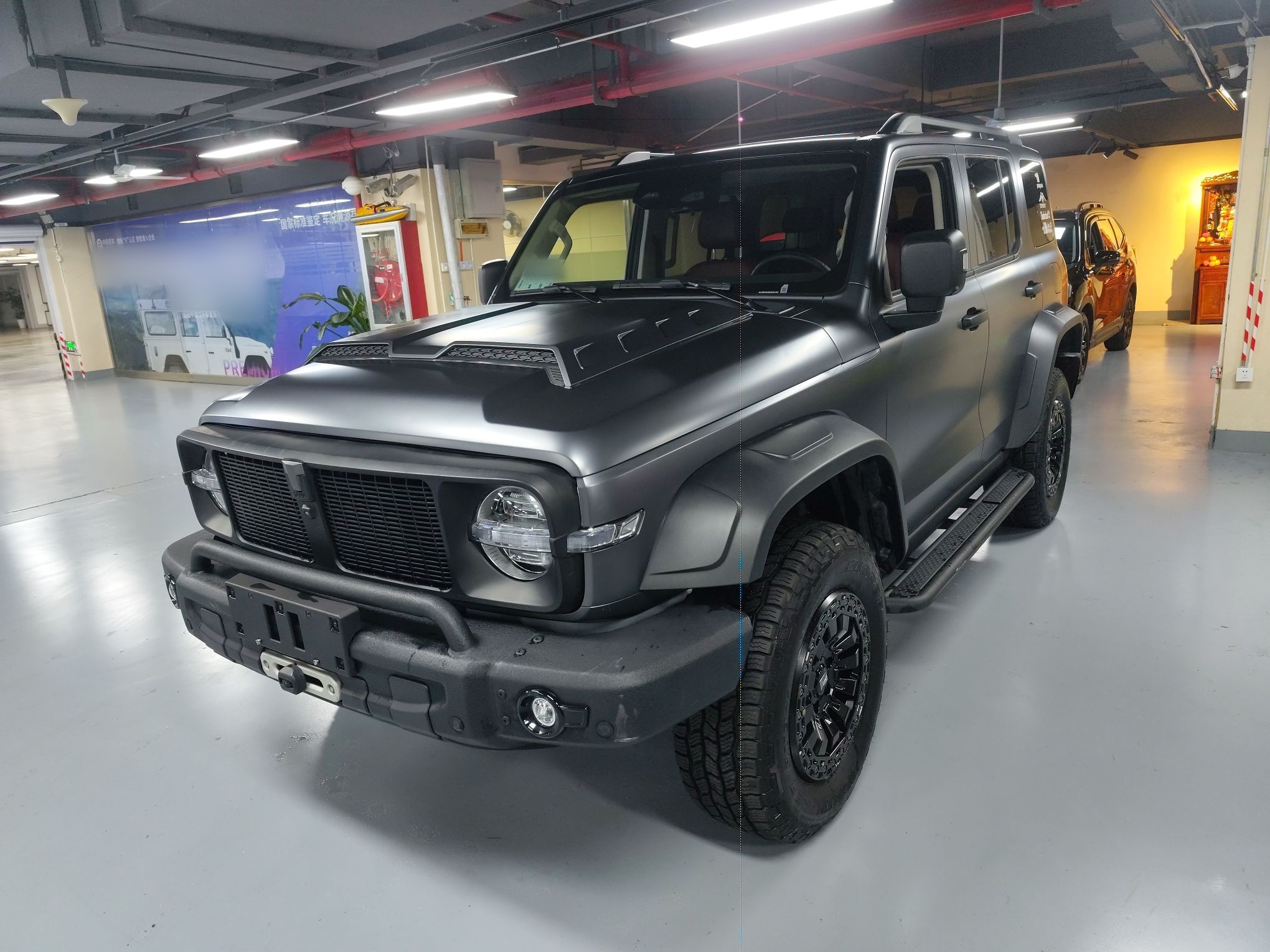 تحت مقدمة السيارة