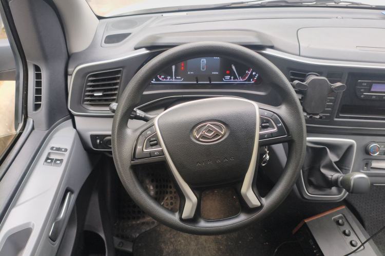 Used SAIC MAXUS Xintu V80 2024 Aotuntong 6MT Short-Wheelbase Mid-Roof Model with 127 Ps 5/6 Seats
