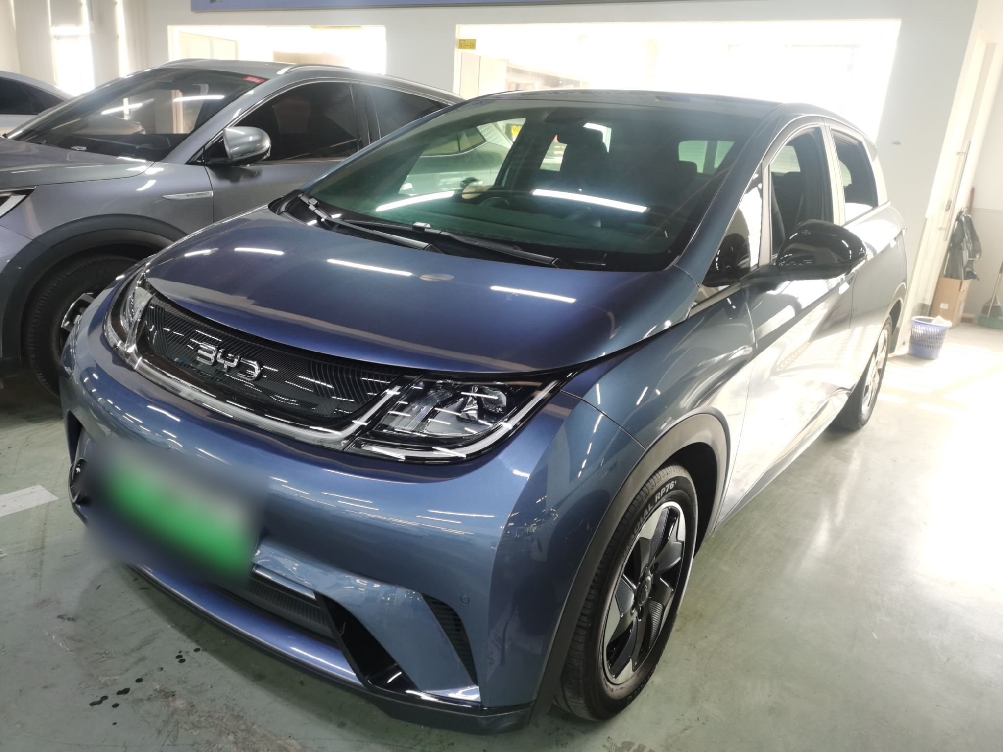 Под передней частью автомобиля