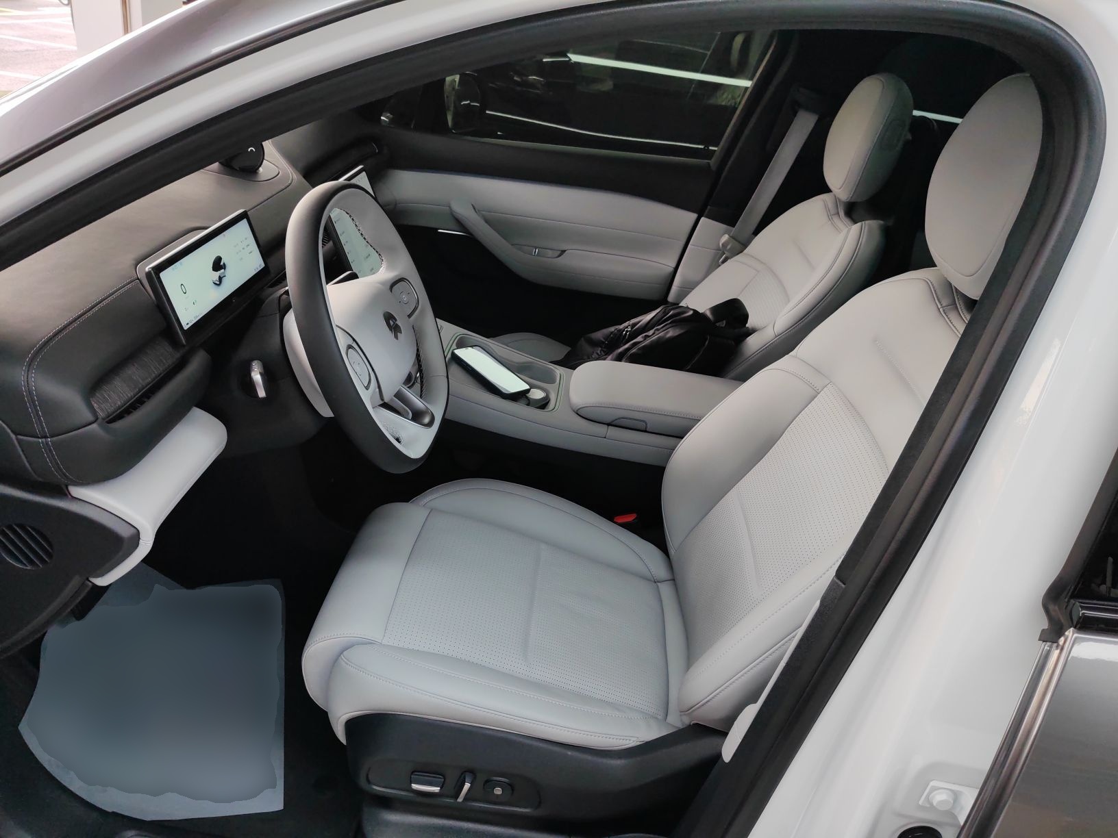 Переднее сиденье в автомобиле