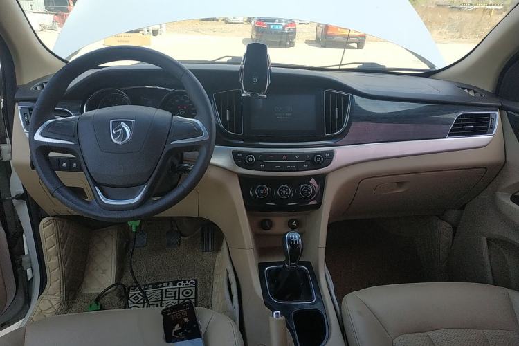 Used Baojun 730 2016 1.5L Manual Comfort Version 7 Seats China V Emission Standard Center Console