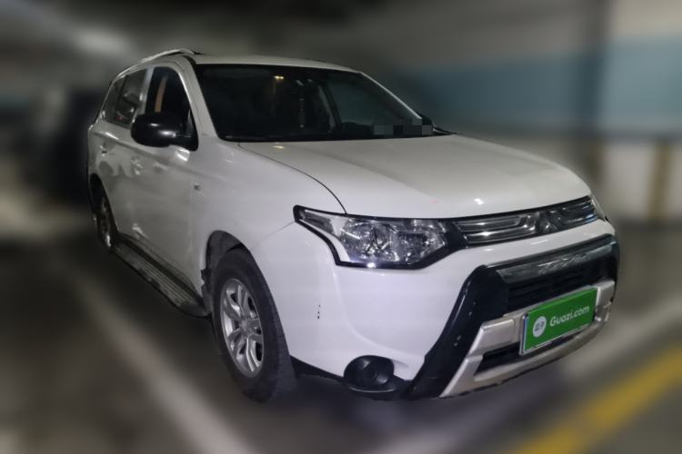 Used Mitsubishi Outlander 2013 2.0L Two-Wheel Drive Sport Navigation Version 5 Seats