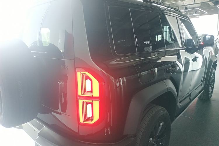 Used Formula Leopard 5 2023 Explore Edition
