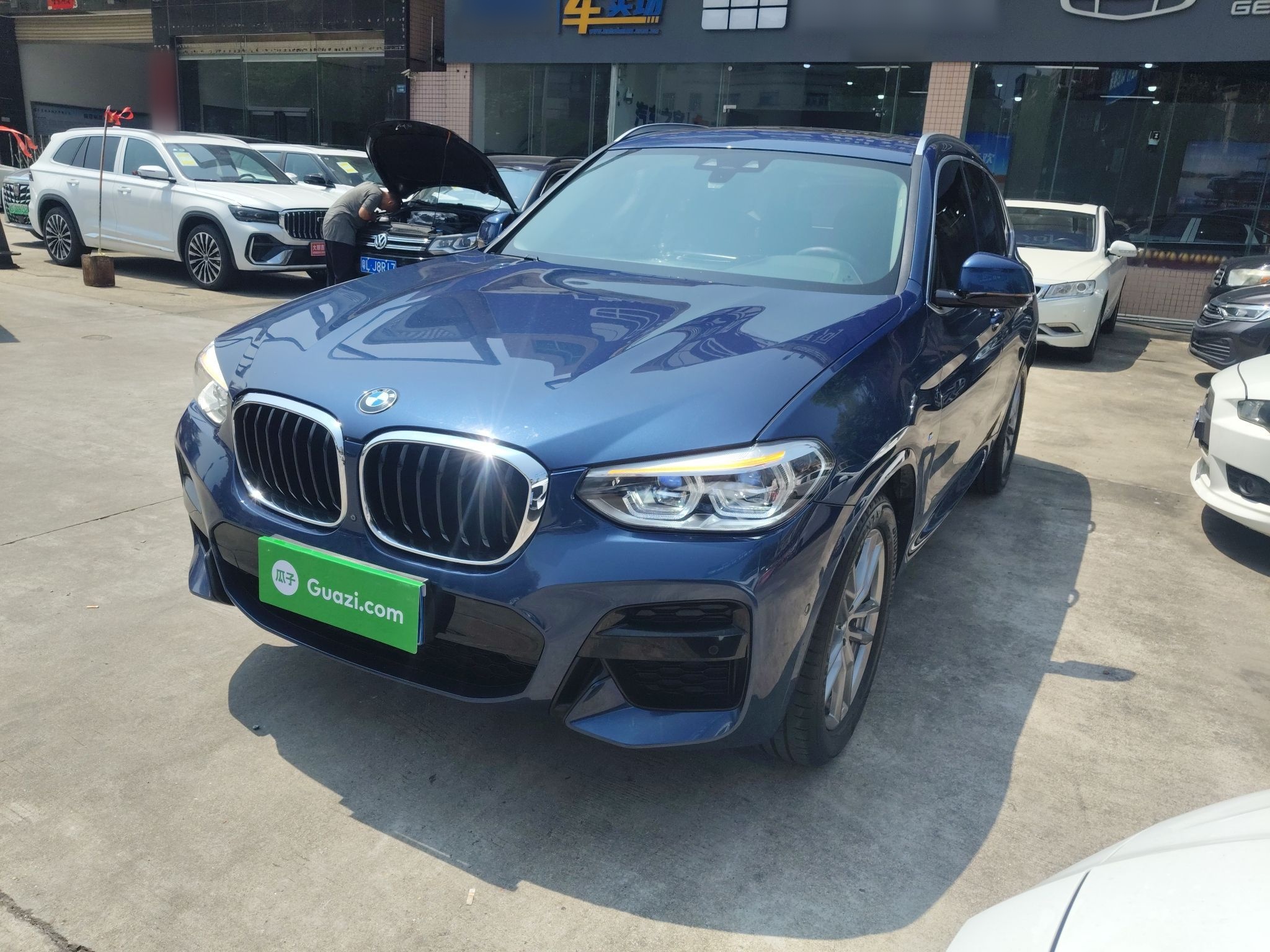 تحت مقدمة السيارة