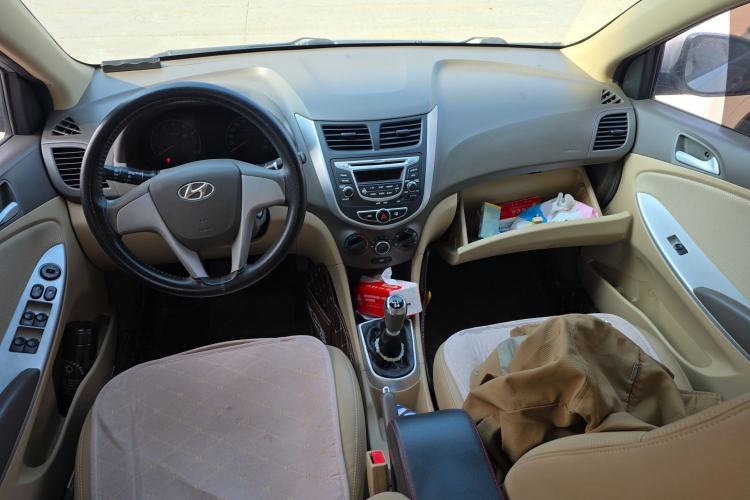 Used Hyundai Verna (older generation) 2010 Sedan 1.4L Manual Comfort GS Center Console