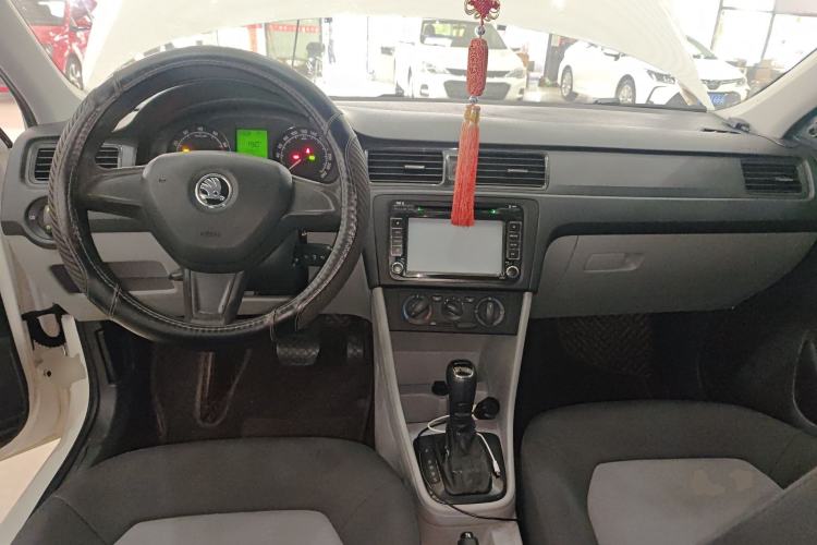 Used Skoda Rapid 2015 1.6L Automatic Enjoyment Selection Model Center Console