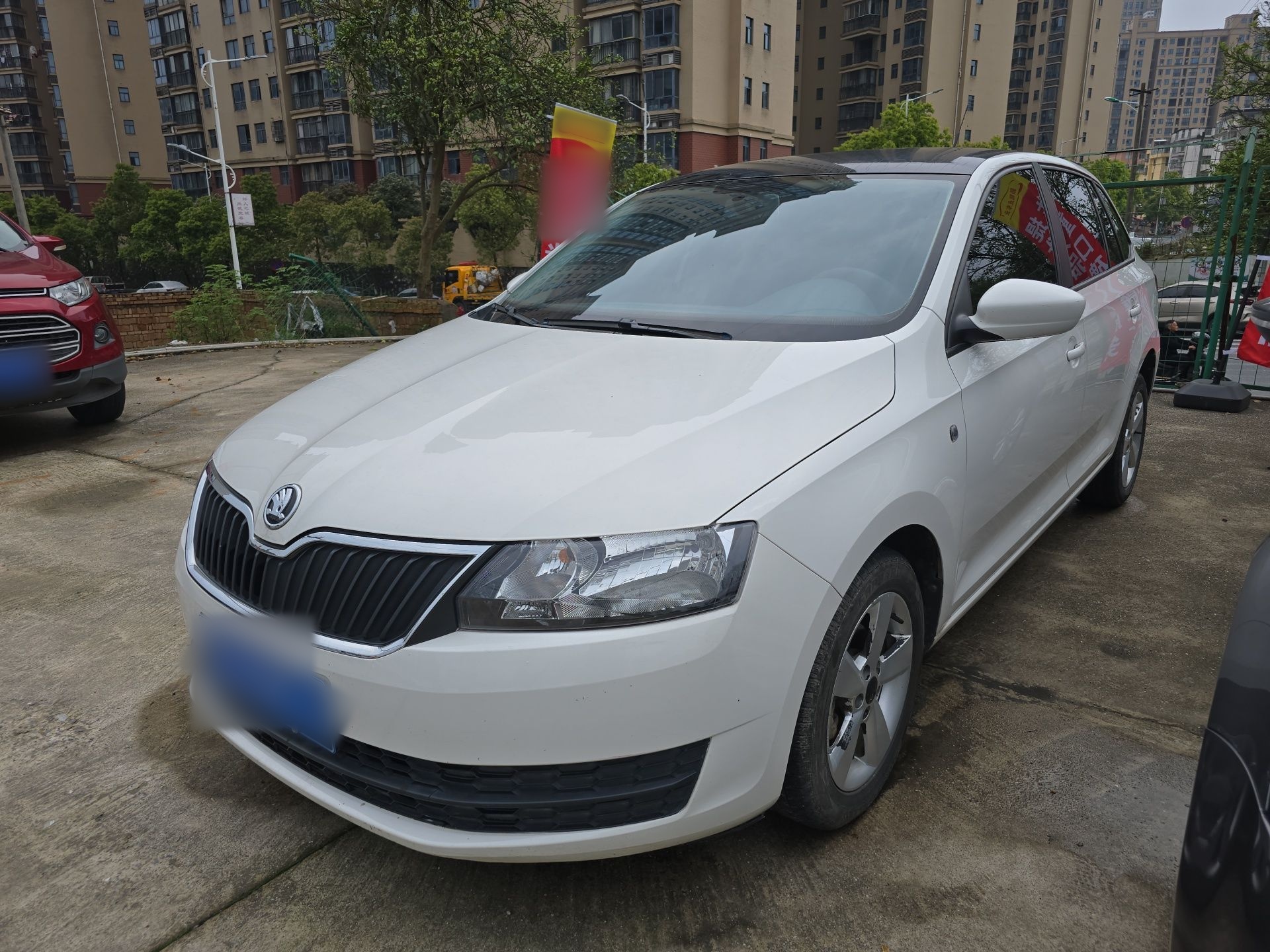 Под передней частью автомобиля