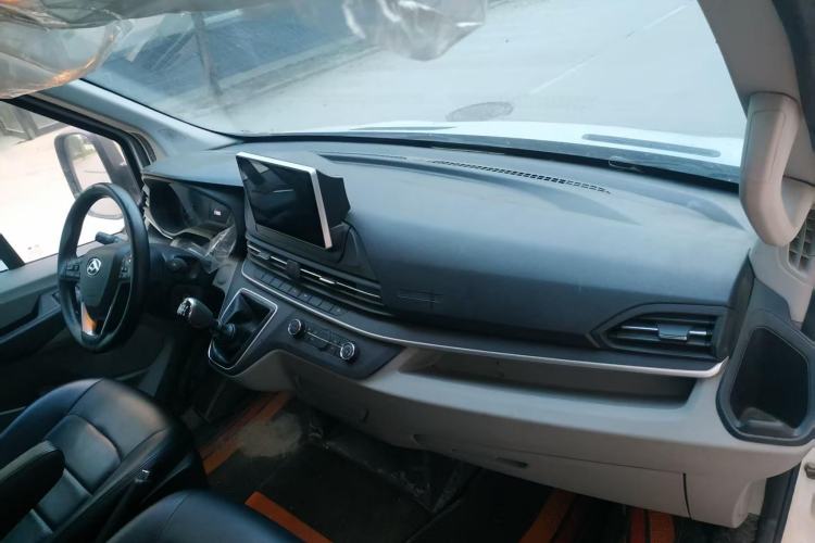 Used SAIC MAXUS Xintu V90 2022 2.0T Manual VAN Rear-Drive Extended Wheelbase High Roof with Dual Rear Tires 3-Seater
